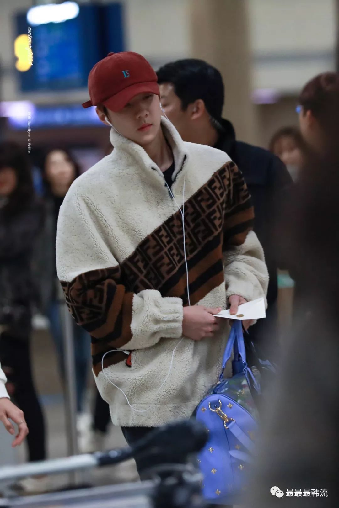 吴世勋外套来自adna 鞋子来自匡威虽然是黑色的底色,但是背部和袖子上