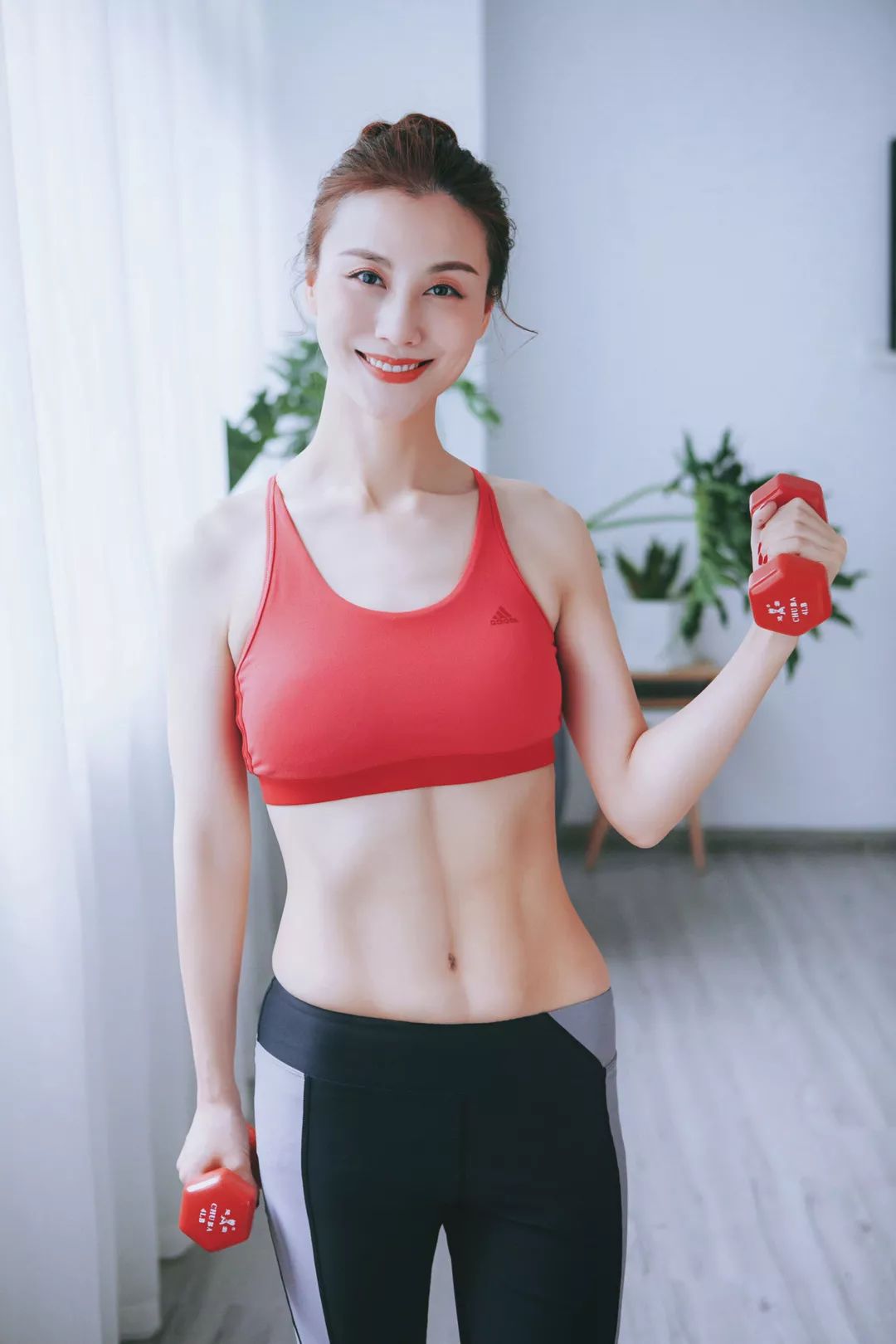 【】江易珈中国大陆知名女演员国家一级游泳运动员保龄球锦标赛冠军