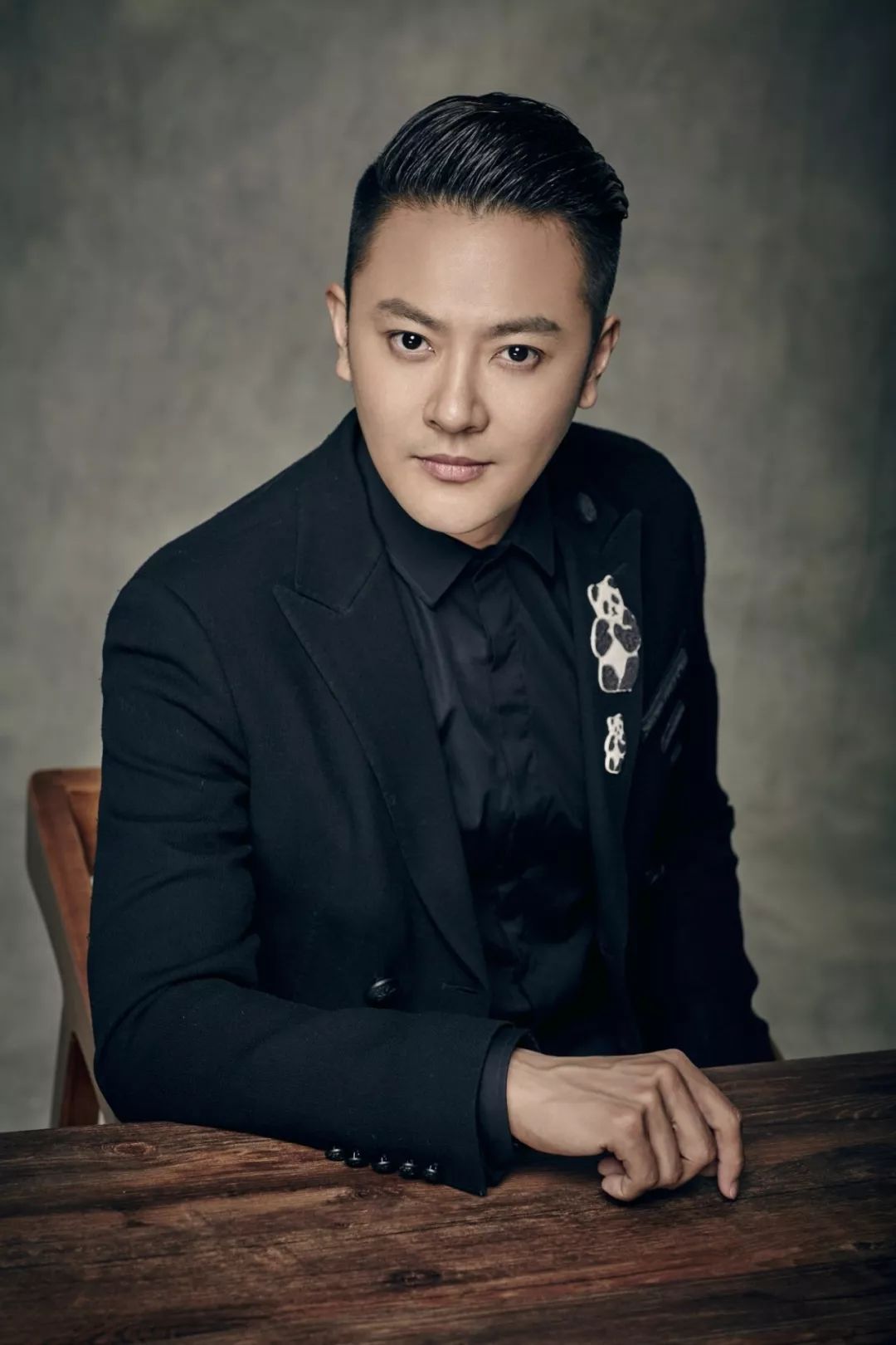 前和印小天合作了包括《大河儿女》,《姐妹兄弟》,《解密》等多部作品