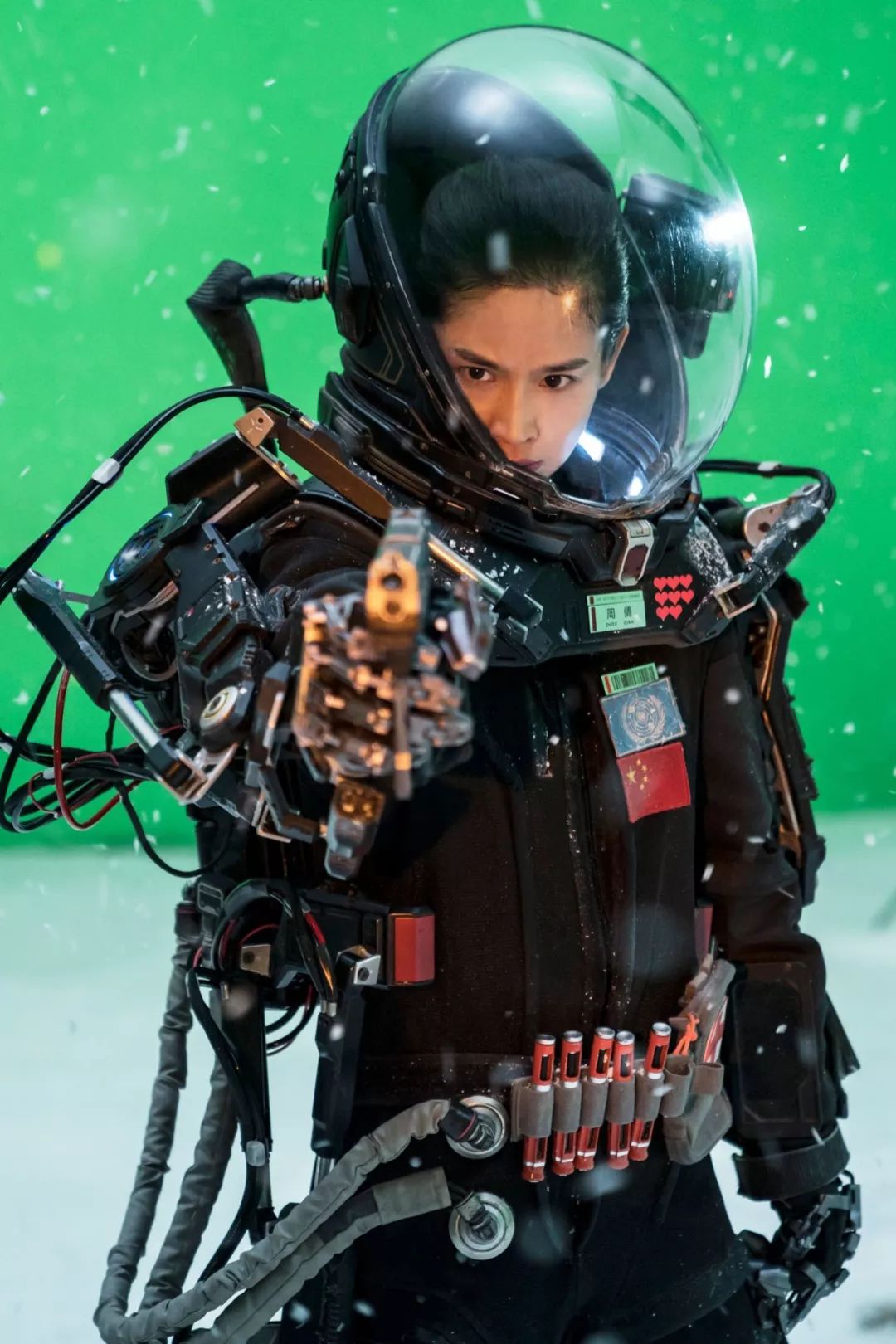 "流浪地球"女战士屈菁菁:1/2的硬核,1/2的美丽__财经头条