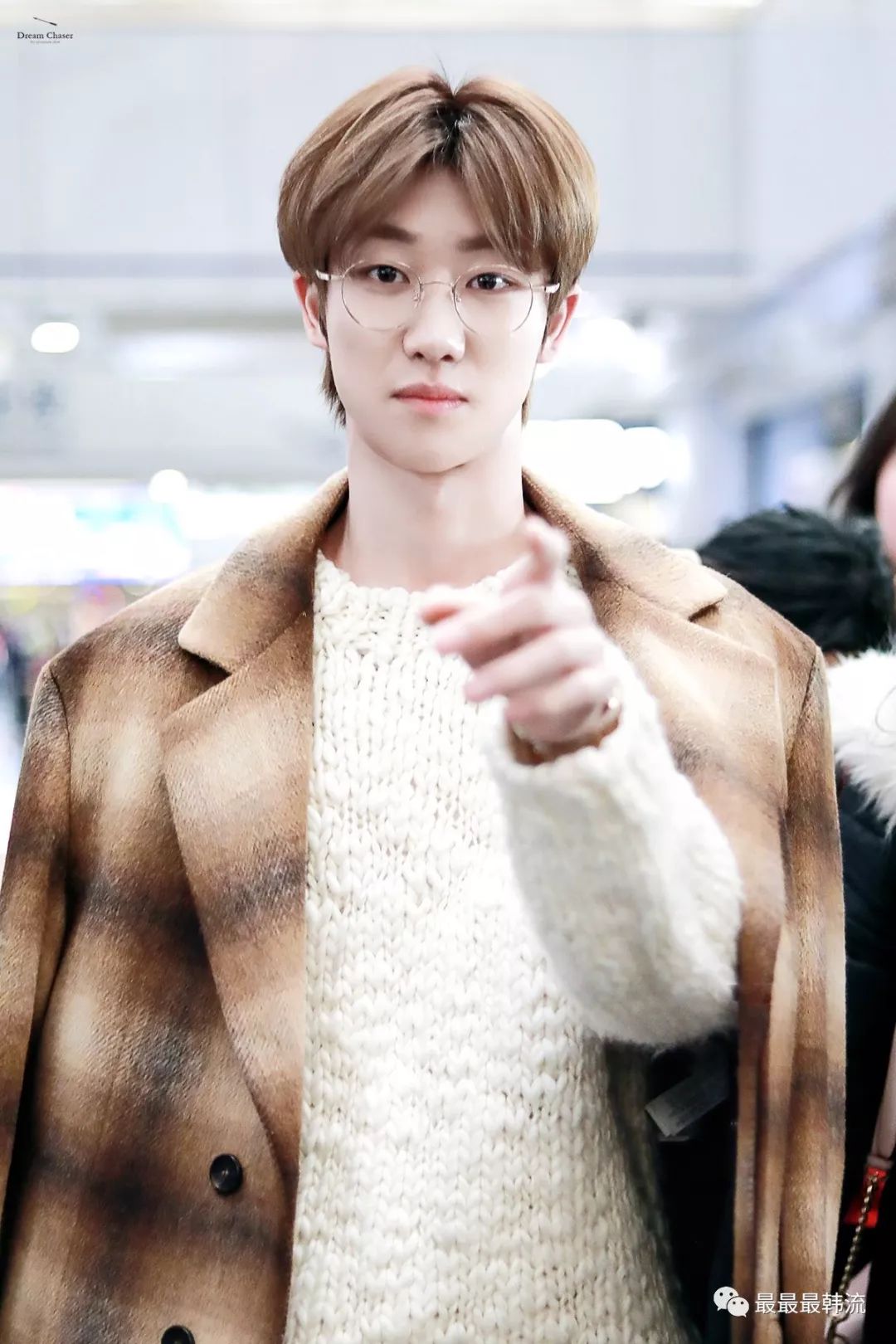 眼镜小八果然是非常温柔的,而这次的机场搭配也确实走的是暖男路线.