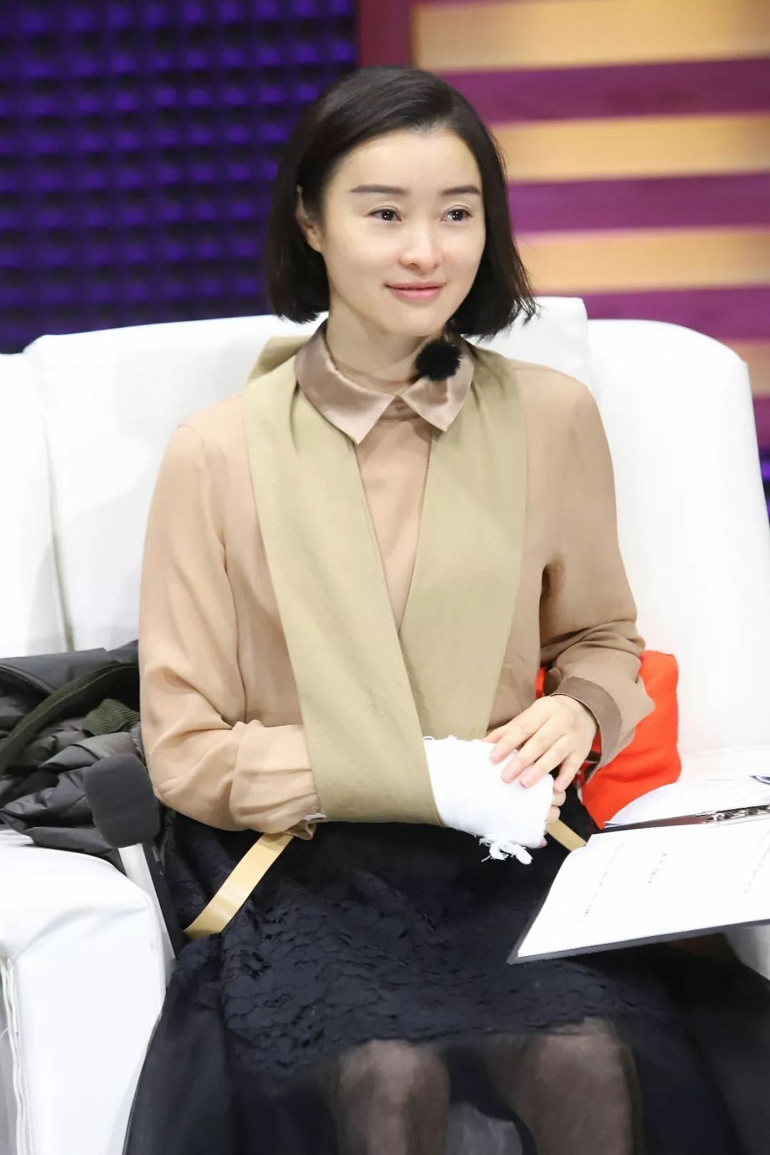 演小三被万人谩骂,缠着绷带上节目,她才是中国最硬核的女演员|吴越