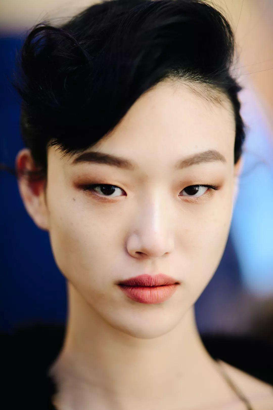 场大秀的后台采访视频,其实韩国模特外型上与中国模特一样均为东亚人