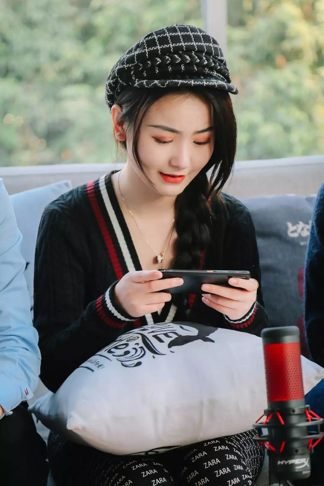 游戏解说出身的陆狸,不仅可以 hold 住战场,边吃鸡还能边传授吃鸡绝技