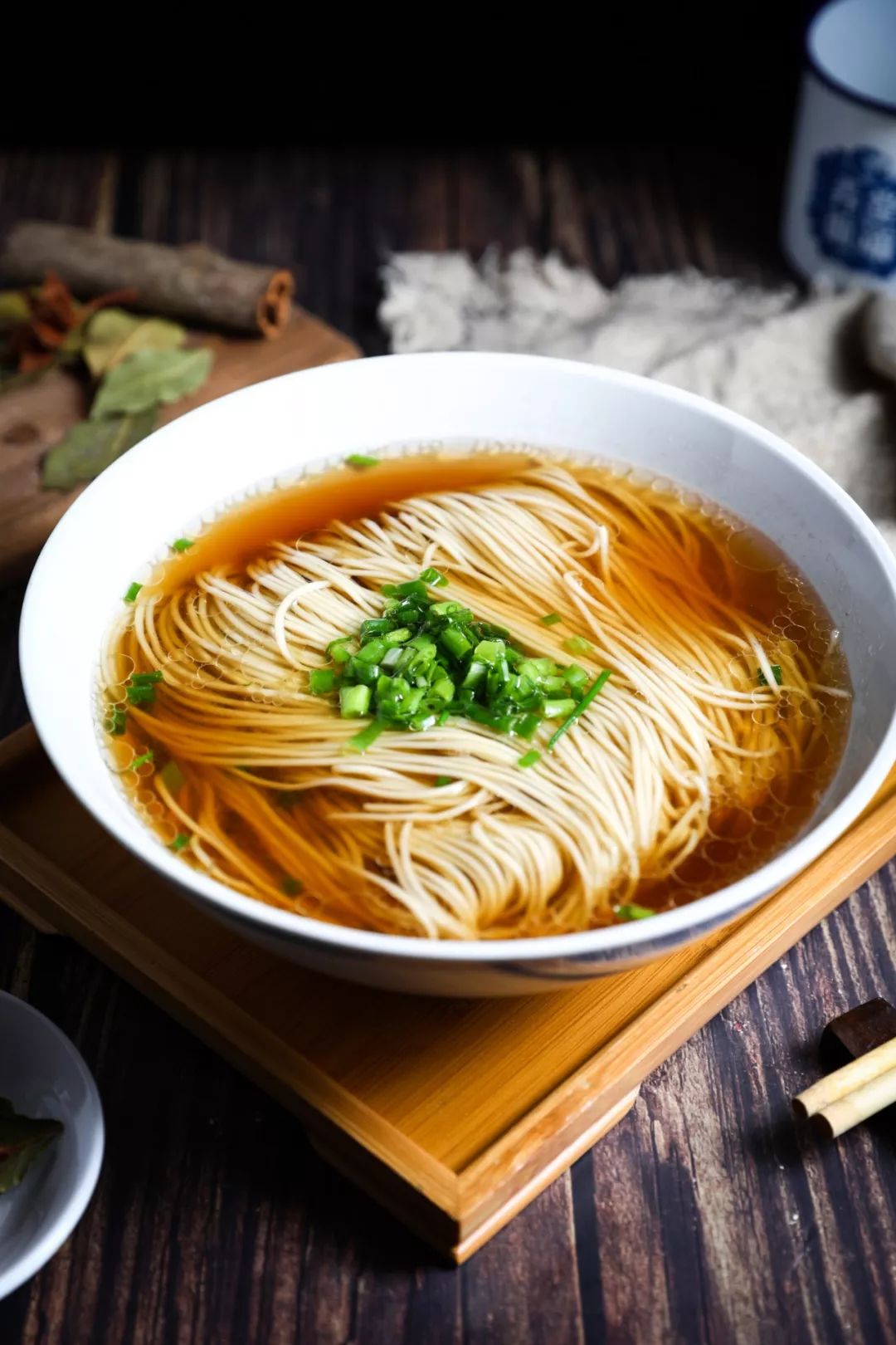 一碗裹着碎葱的阳春面是上海里弄生活最初的味觉记忆,吃上一碗热汤