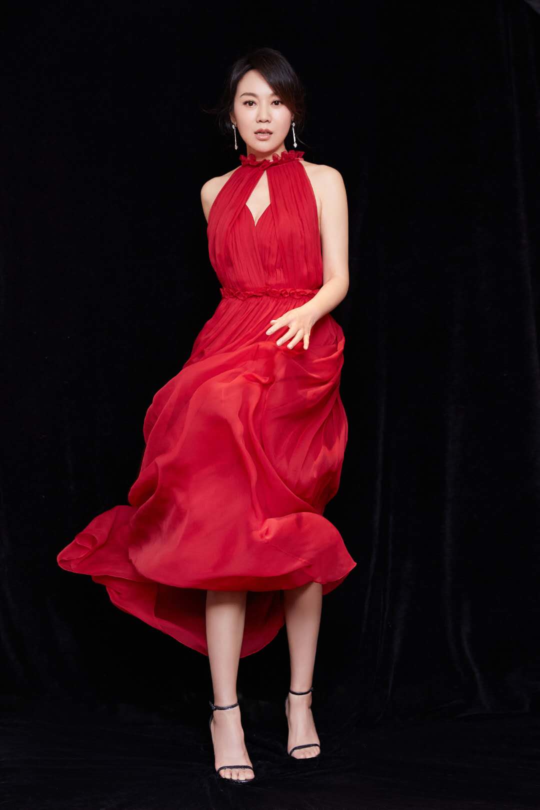 48岁闫妮无修图曝光,和精修图差别大