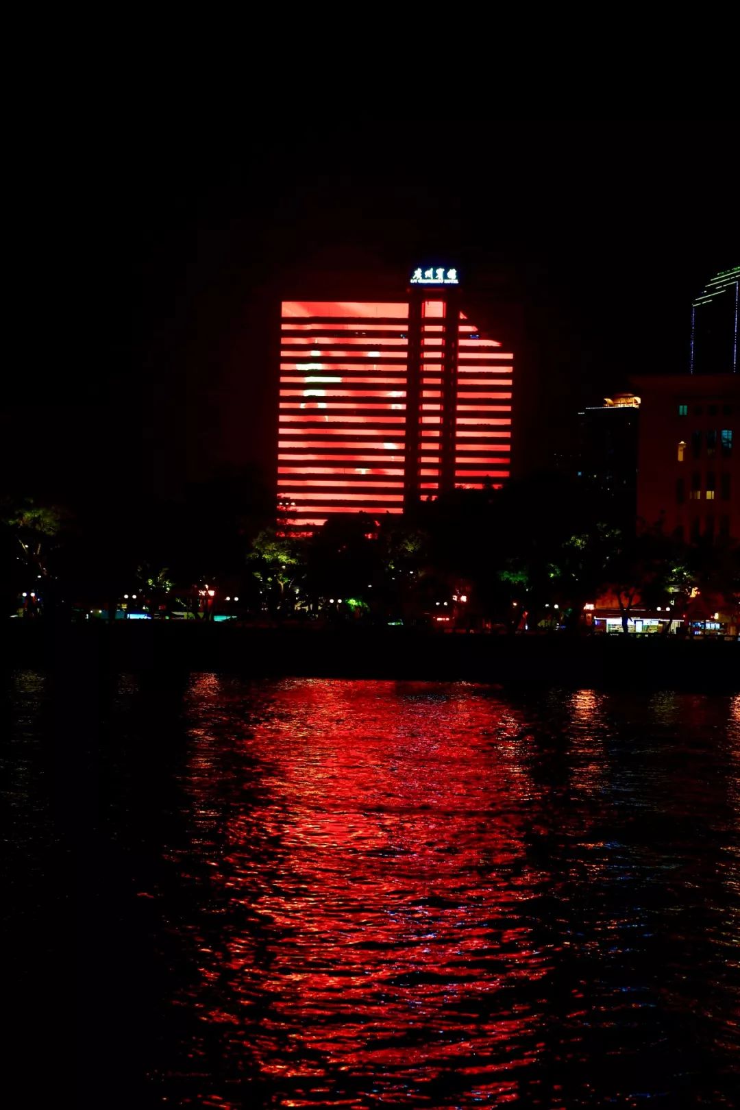 海珠广场太惊艳广州宾馆升起巨幅国旗燃燃燃