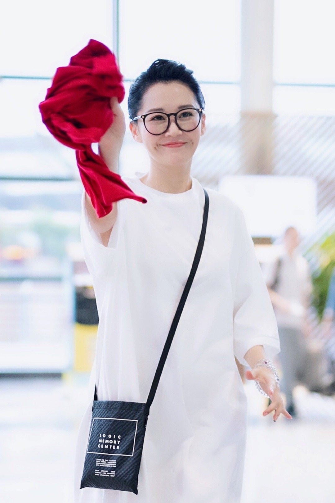 许晴现身机场,梨涡浅笑少女感十足,哪看得出50岁的年纪