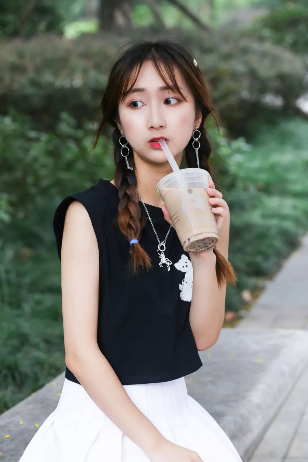 看完这篇重庆美少女的拍照新玩法,你还敢说自己会喝奶茶吗!