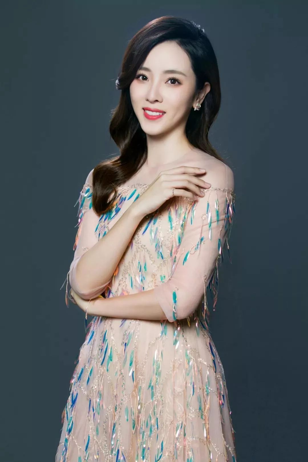 央视主持李思思厉害,土味碎花裙穿出温婉清新,好身材哪像生过娃