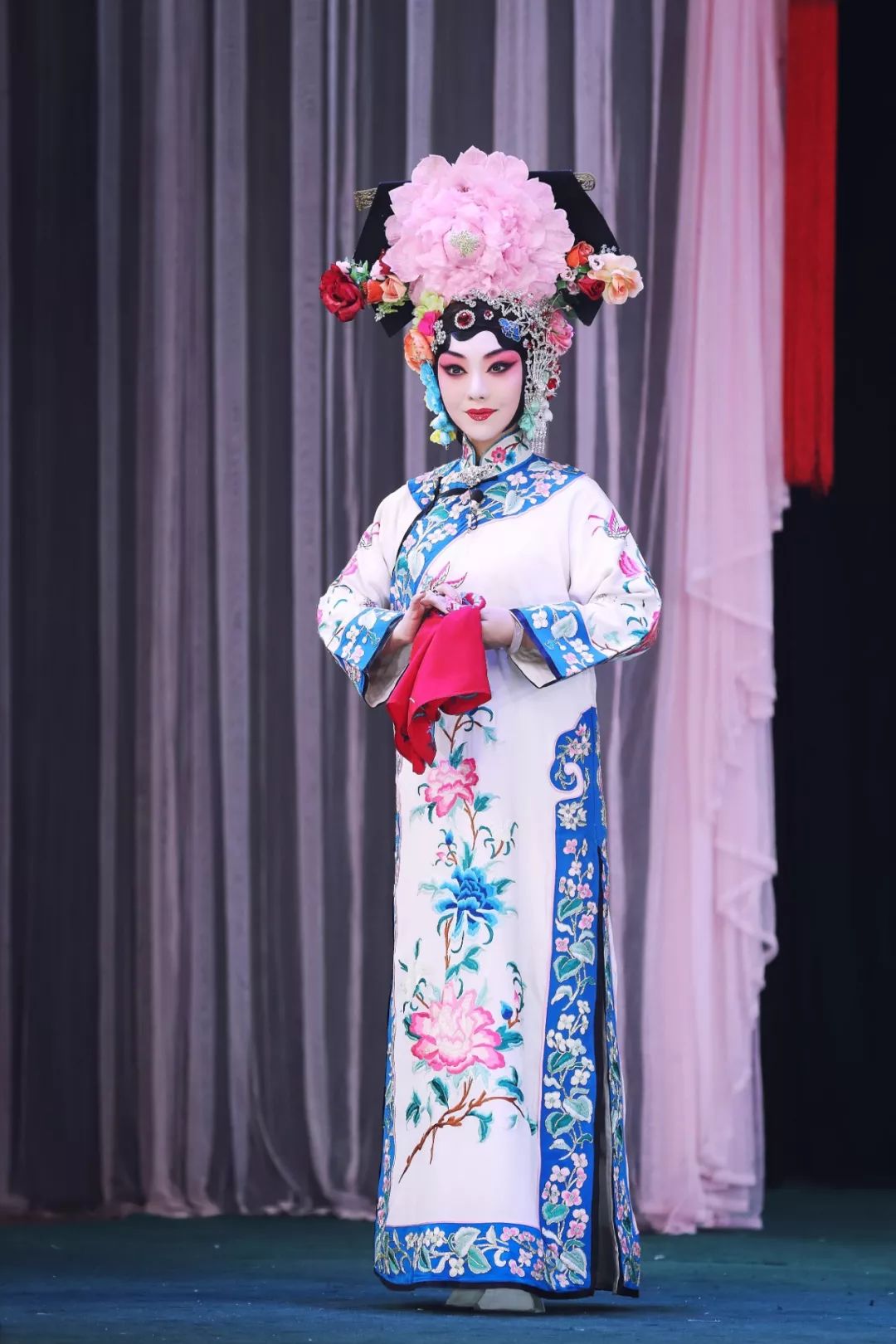 郑潇毕业于中国戏曲学院,以优异的成绩考入北京京剧院,后又选进第六届