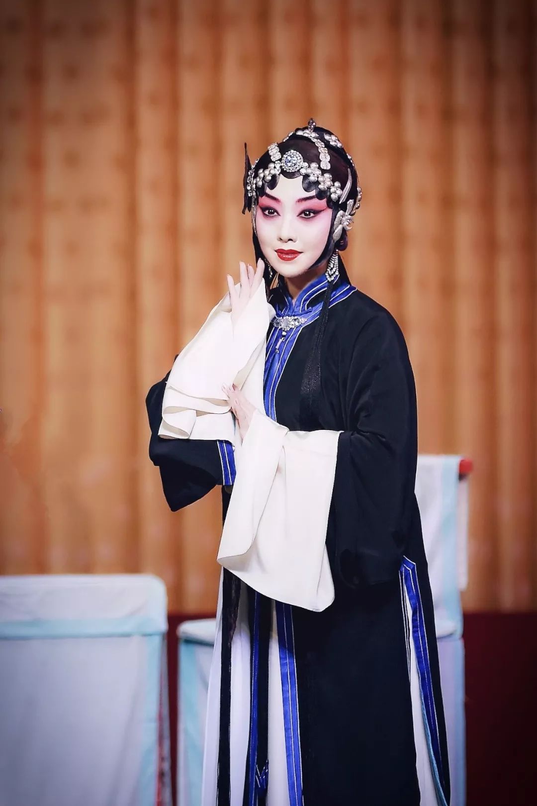 近十年的时间里,郑潇主演了数十部京剧传统剧目和新编剧目,深受戏迷