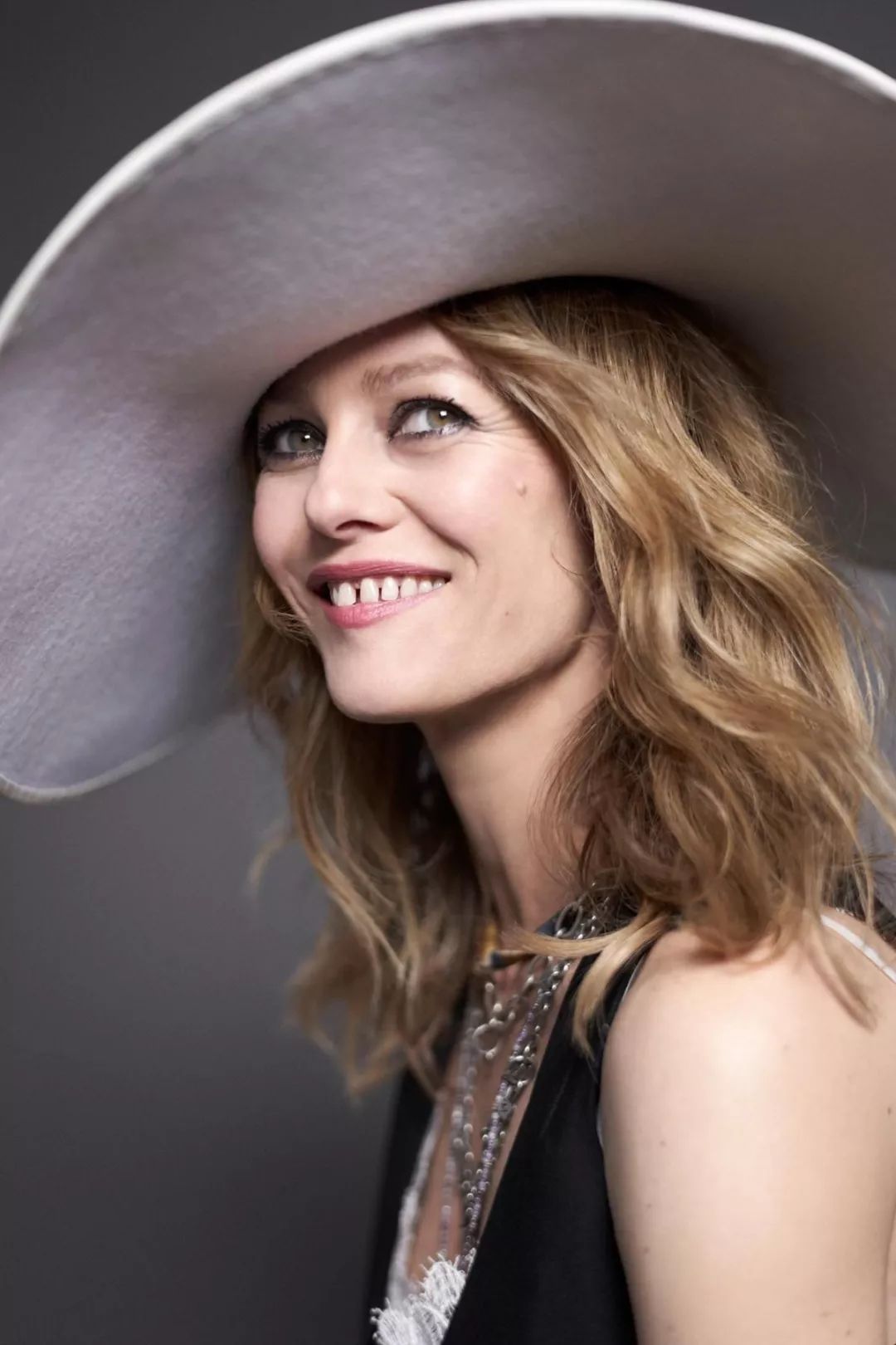 法国美人凡妮莎·帕拉迪丝 | 赏色