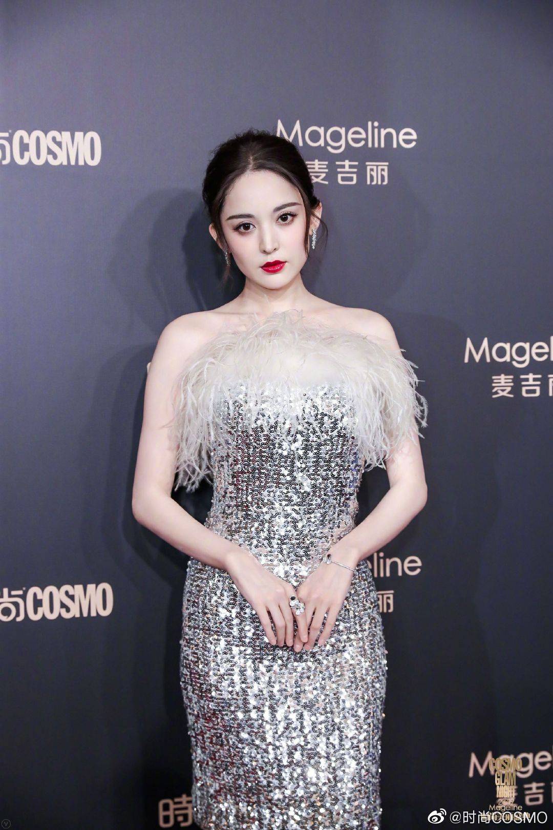 图/时尚cosmo微博截图古力娜扎的红毯look一直在线,但这次的造型却略