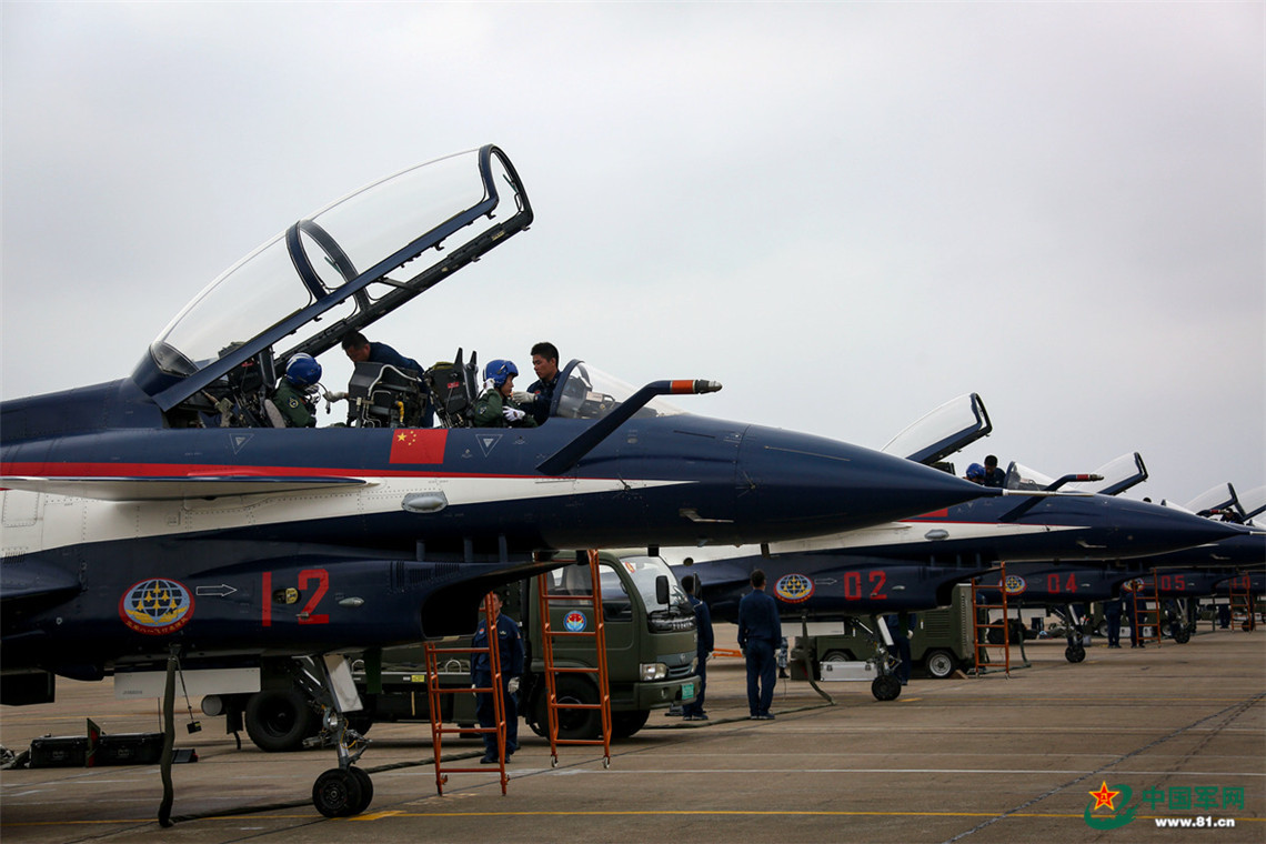 心系国旗 "八一"飞行表演队献礼空军成立69周年|中国军网|空军|国旗