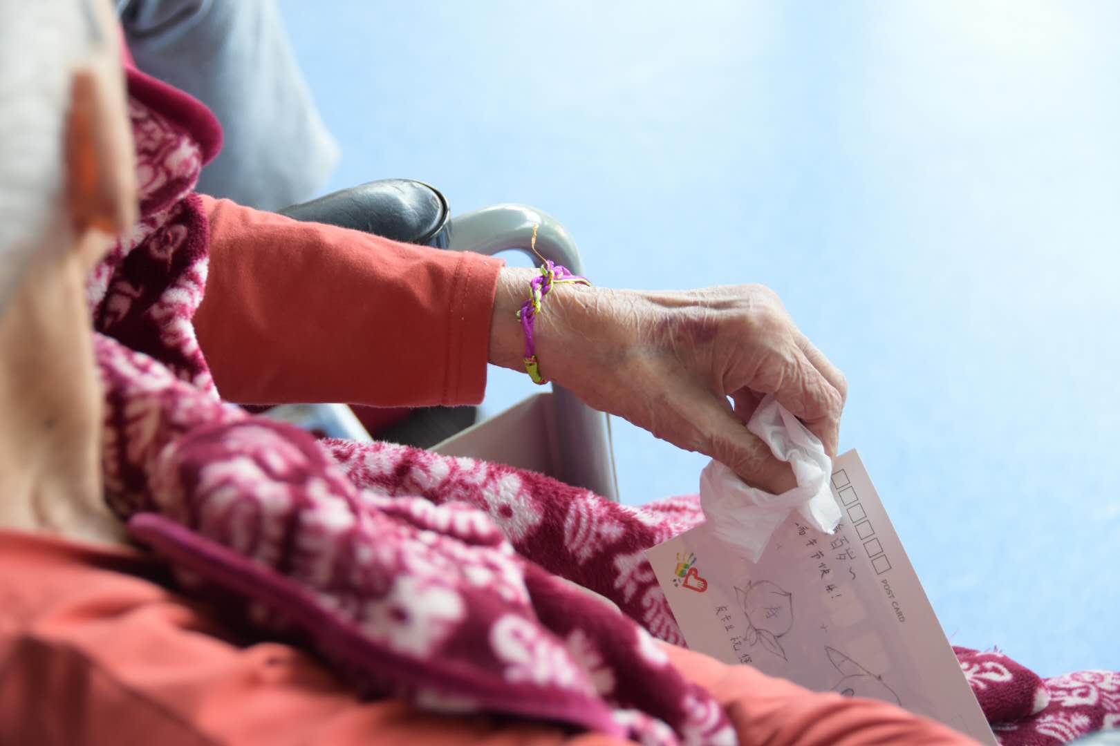 端午节护养院的患病老人也享受到了儿孙福