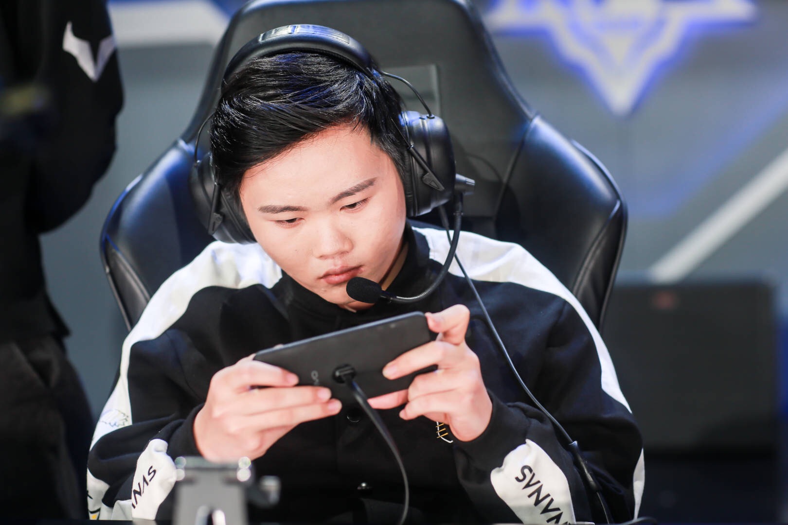 此战,ba黑凤梨出场阵容有所针对,中单居居被换下