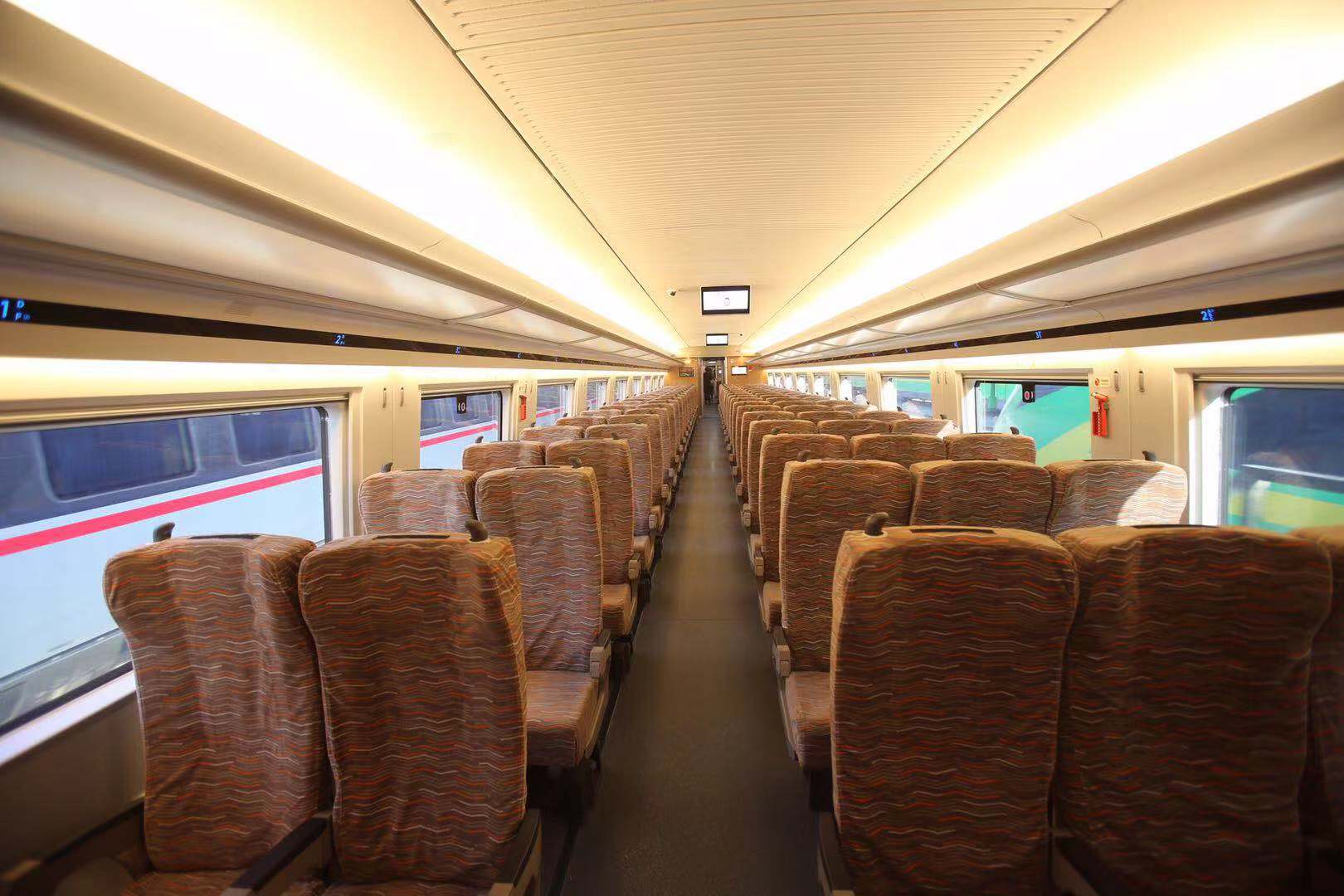 新款复兴号亮相,京张高铁两种设计涂装将"打擂"|复兴