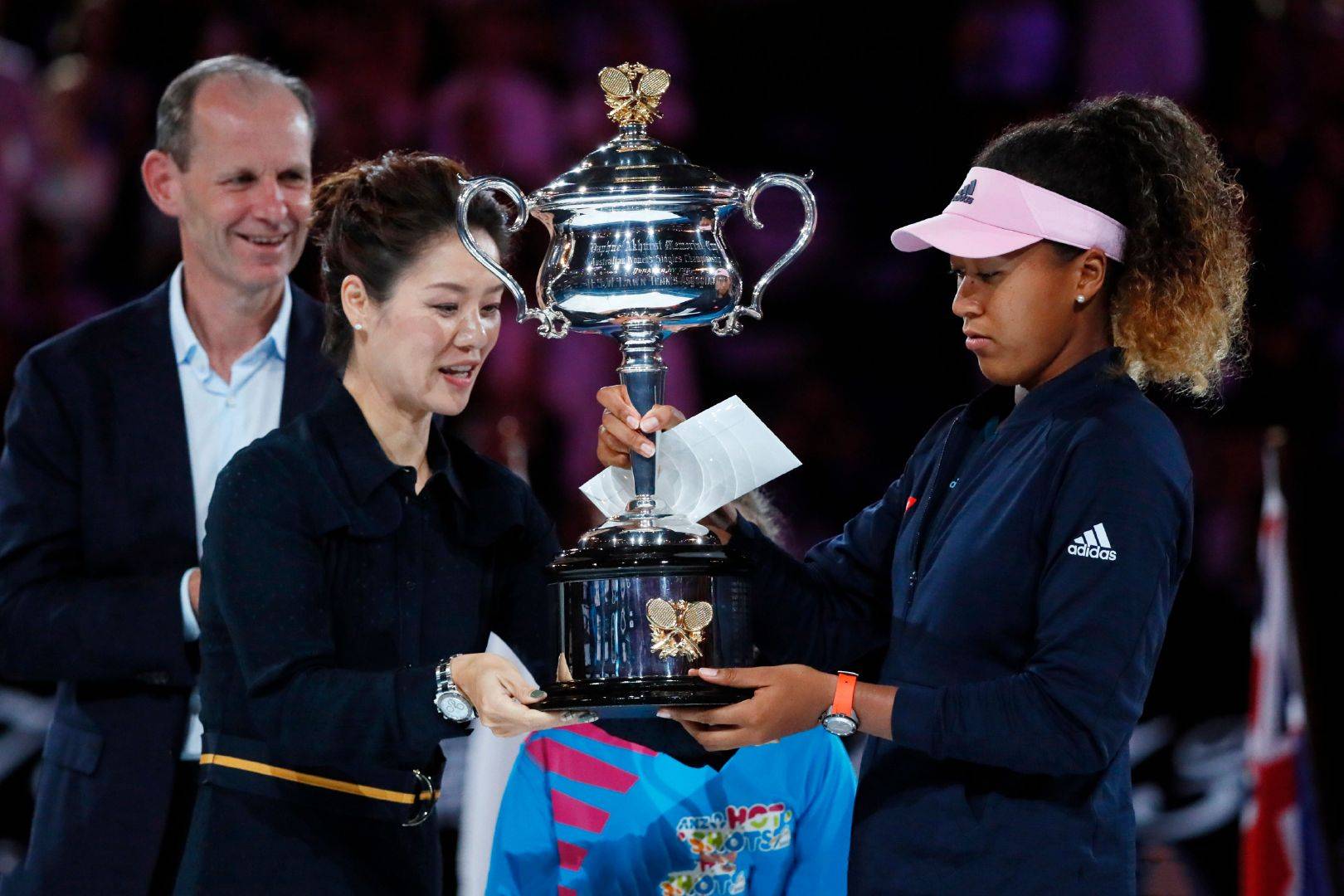 李娜为大坂直美颁发女单冠军奖杯.图/澳网官网