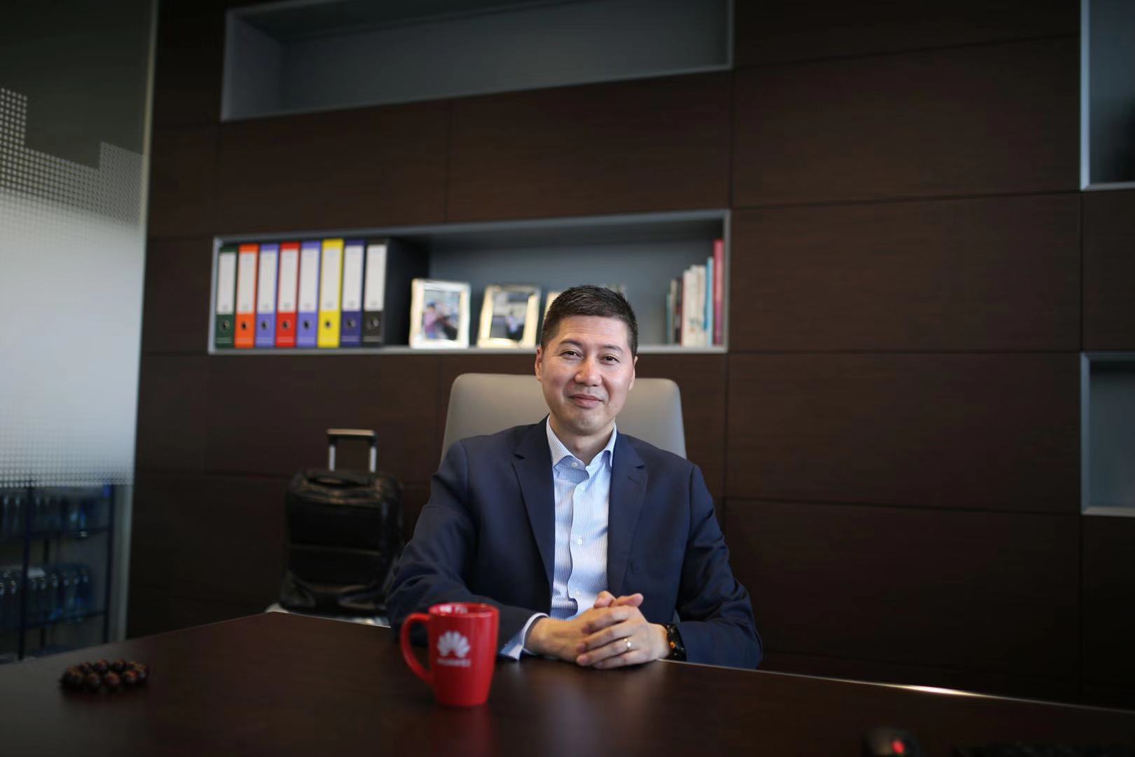 华为欧洲公司员工谈奋斗历程面对困难展现更多自信