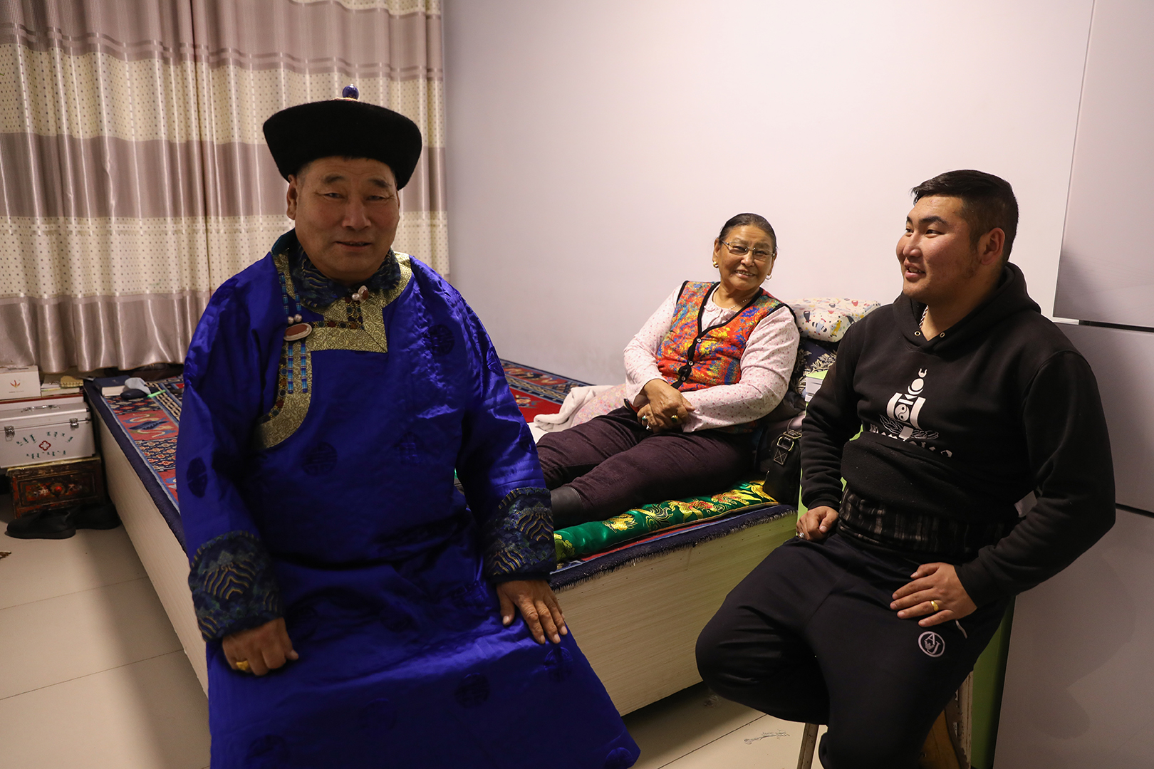 毕力格当初选择放弃学业回到草原,也是觉得家里老人岁数大了,说不定哪