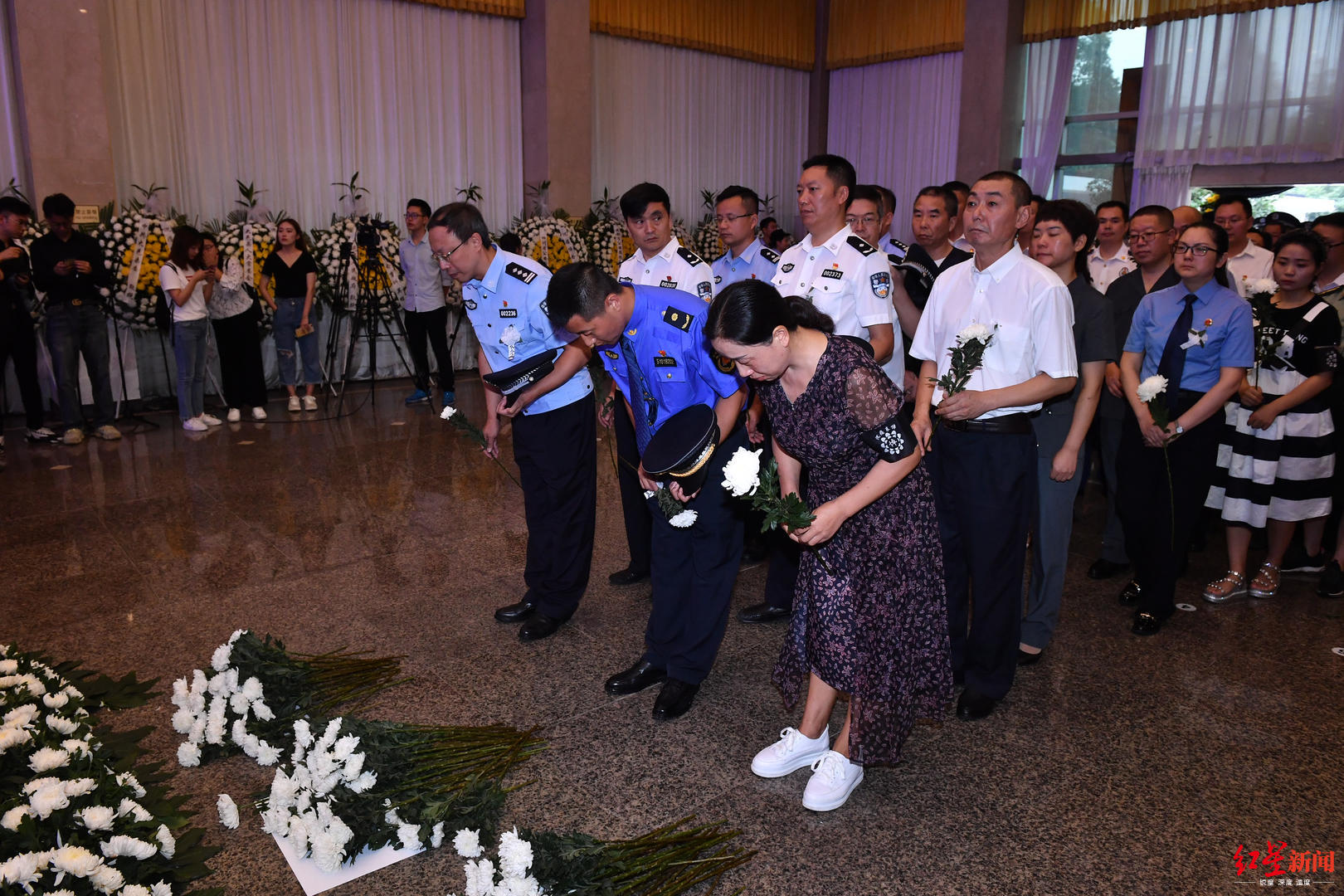 泪别抗洪救灾英雄李科周正良家人安慰李科4岁儿子爸爸休息一下