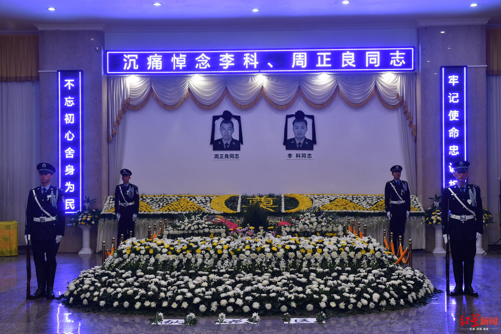 热血天地同悲",在步入殡仪馆近两公里的道路上,挂着敬献英雄的横幅