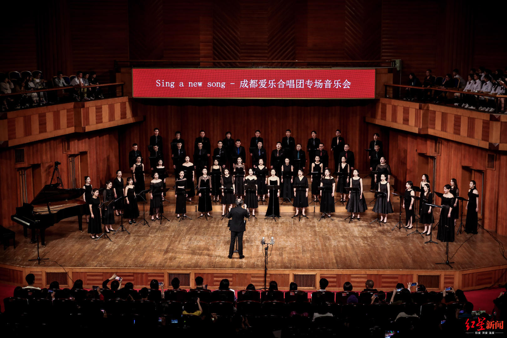 9月26日晚,特仑苏音乐厅灯火通明的舞台上,朱曦手中的指挥棒在半空中