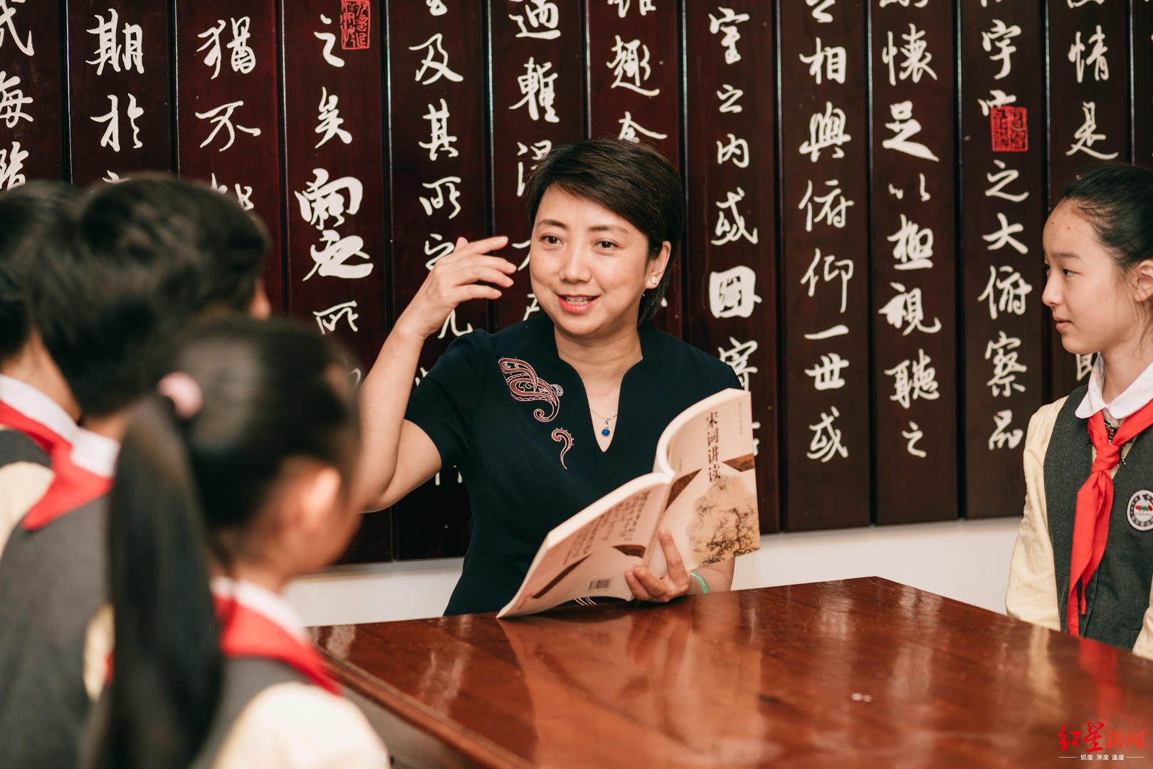 金苹果公学校长苏洪利我永远都不能从小学毕业因为肩上有责任