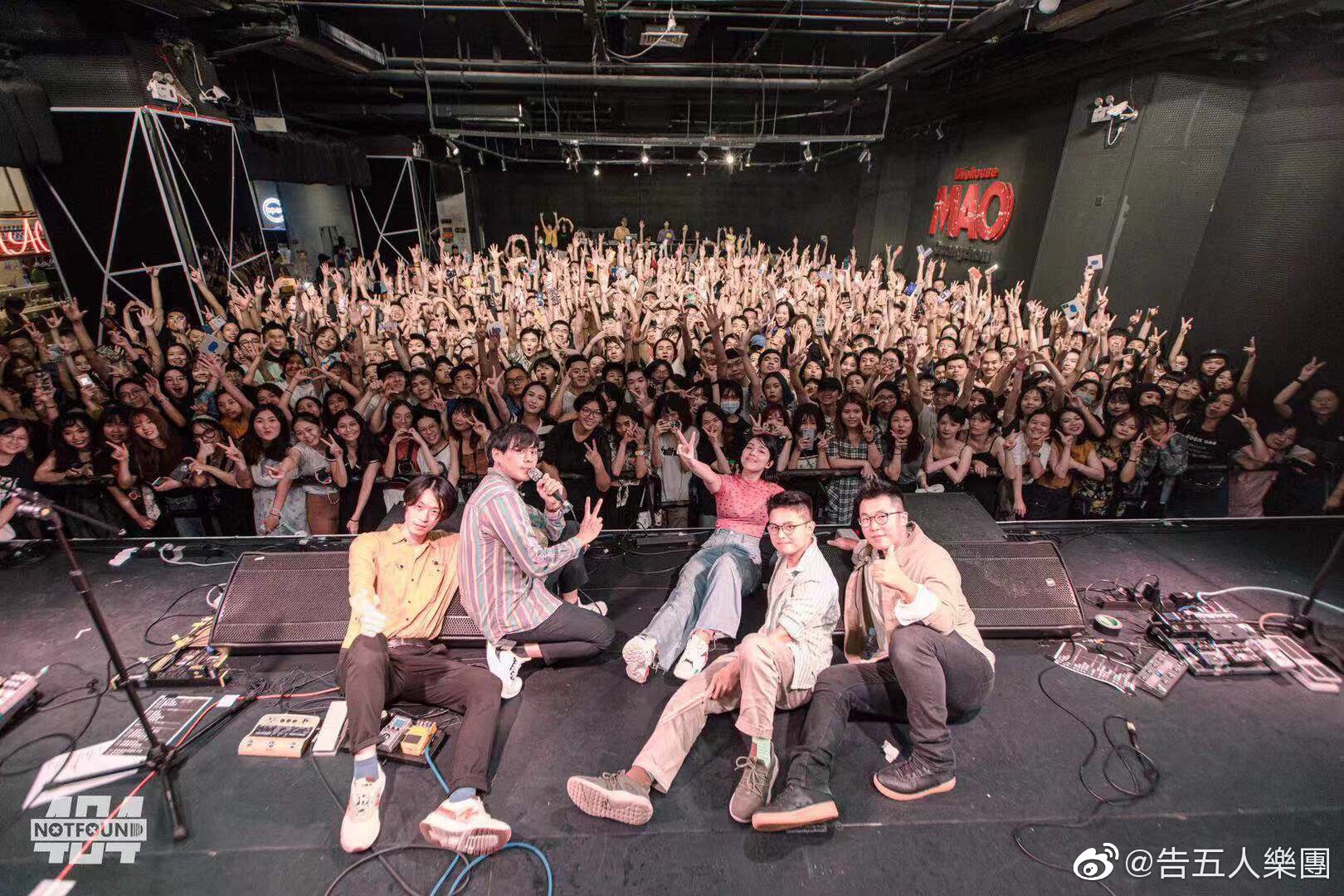 一个只能在告五人巡演现场见到的奇妙景观,便是歌迷会将哈密瓜在人海