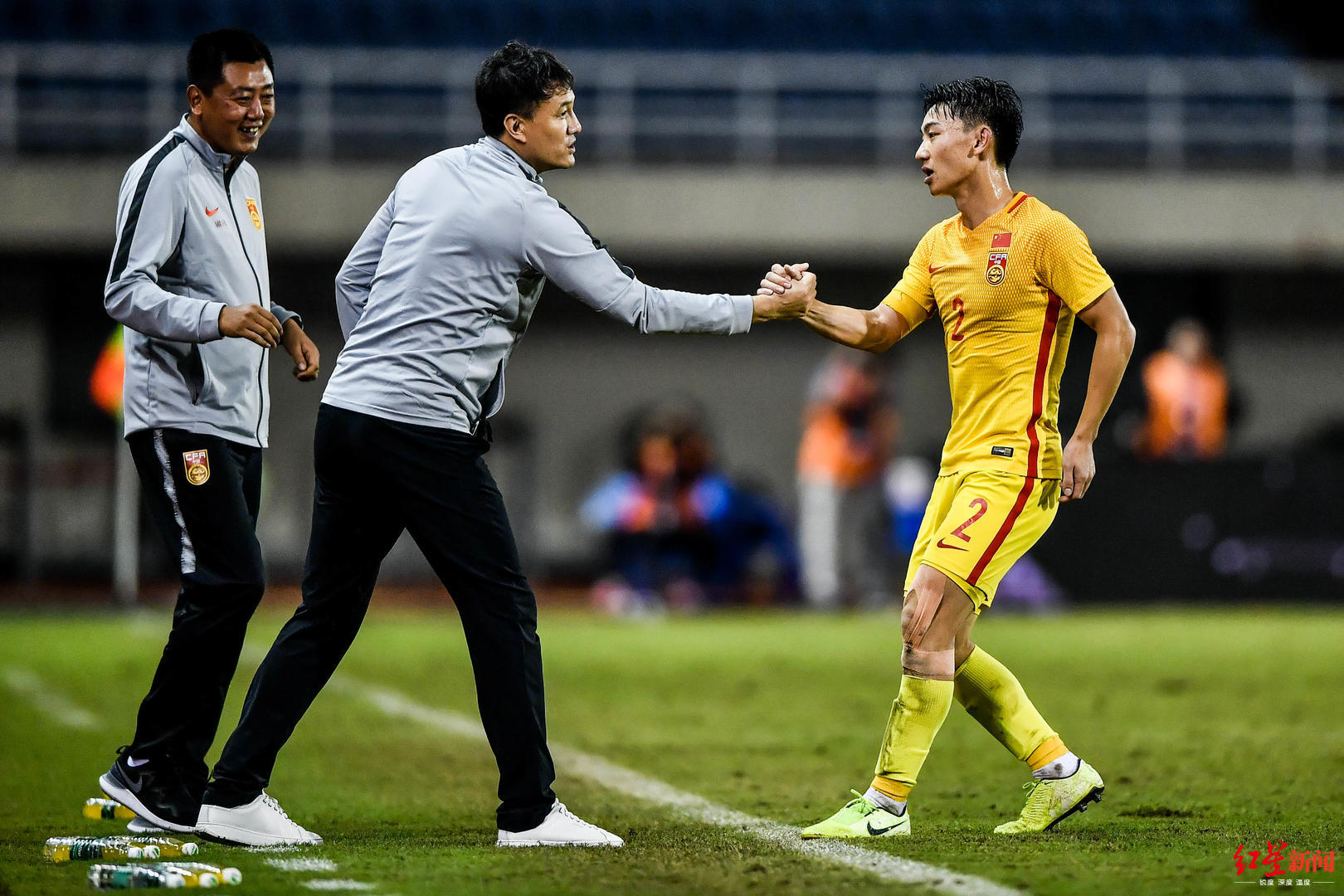 国奥2比0胜印尼 执行教练郝伟：大规模换人是为了观察球员|万州_新浪新闻