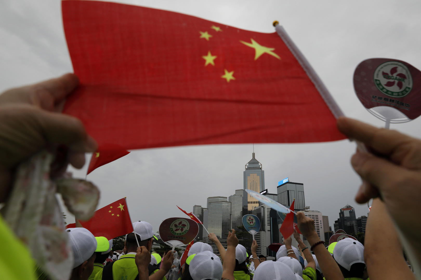 香港市民游行示威暴力破坏的人很幼稚希望风波尽快结束