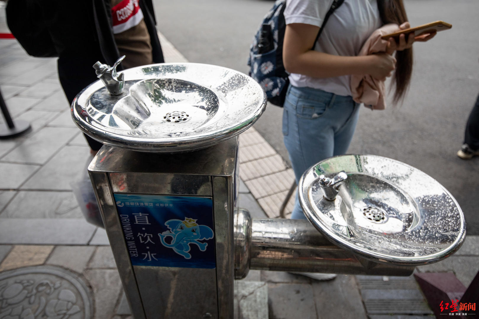 尴尬宽窄巷子的直饮水机竟变垃圾箱