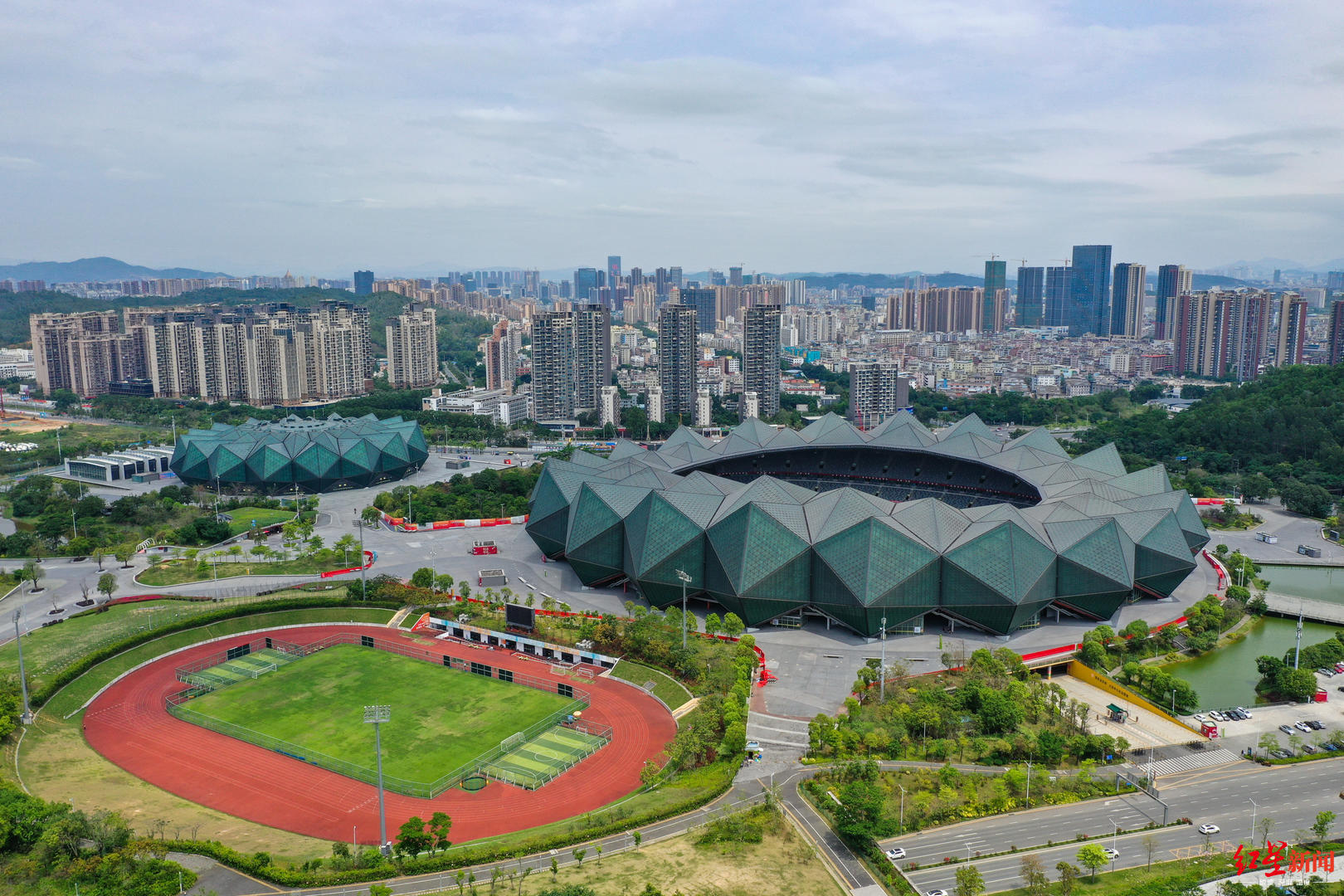 航拍深圳市龙岗区大运中心周边 资料图片 图据ic photo