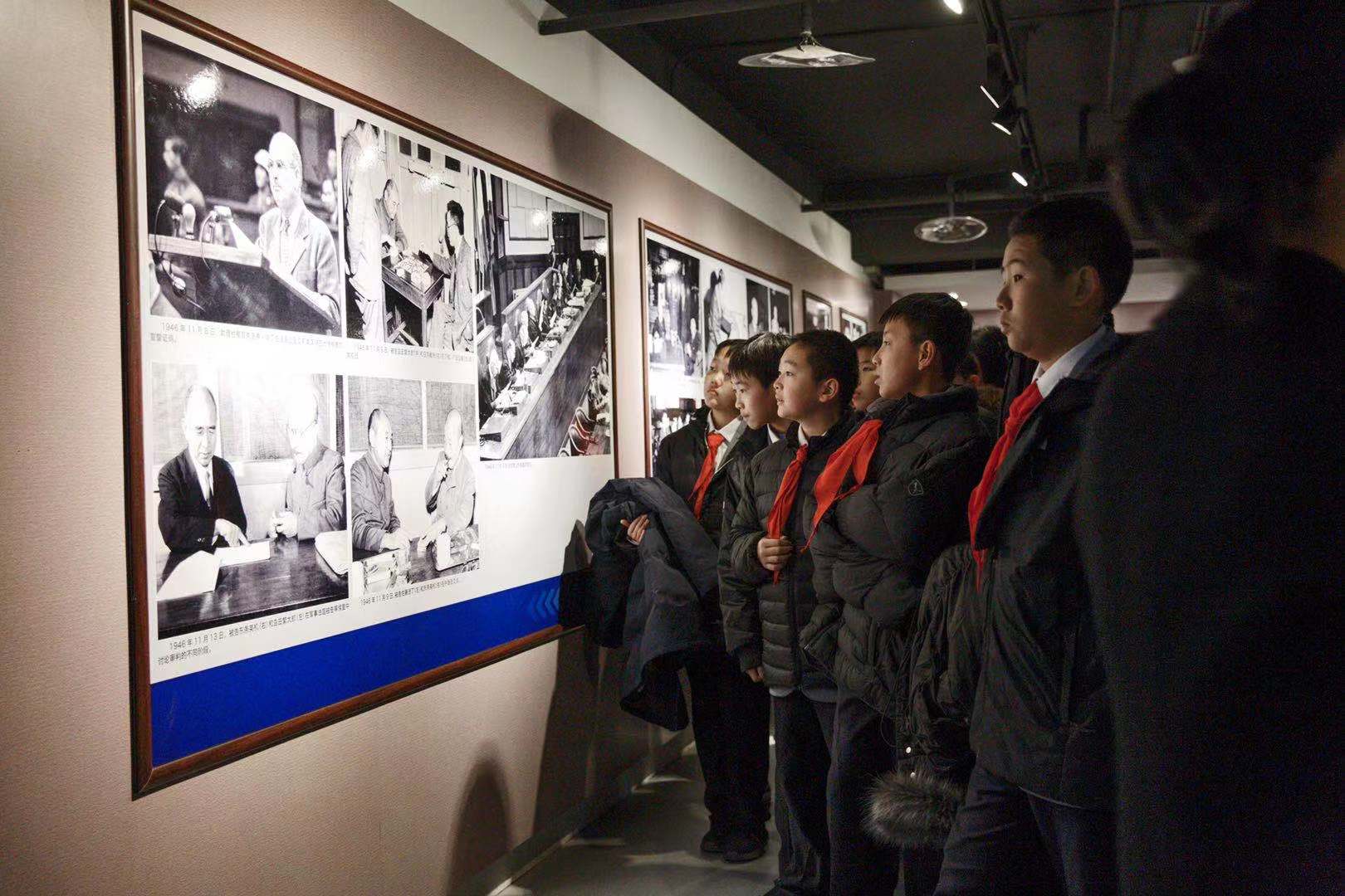 学生代表参观东京审判展览。摄影/新京报记者李凯祥