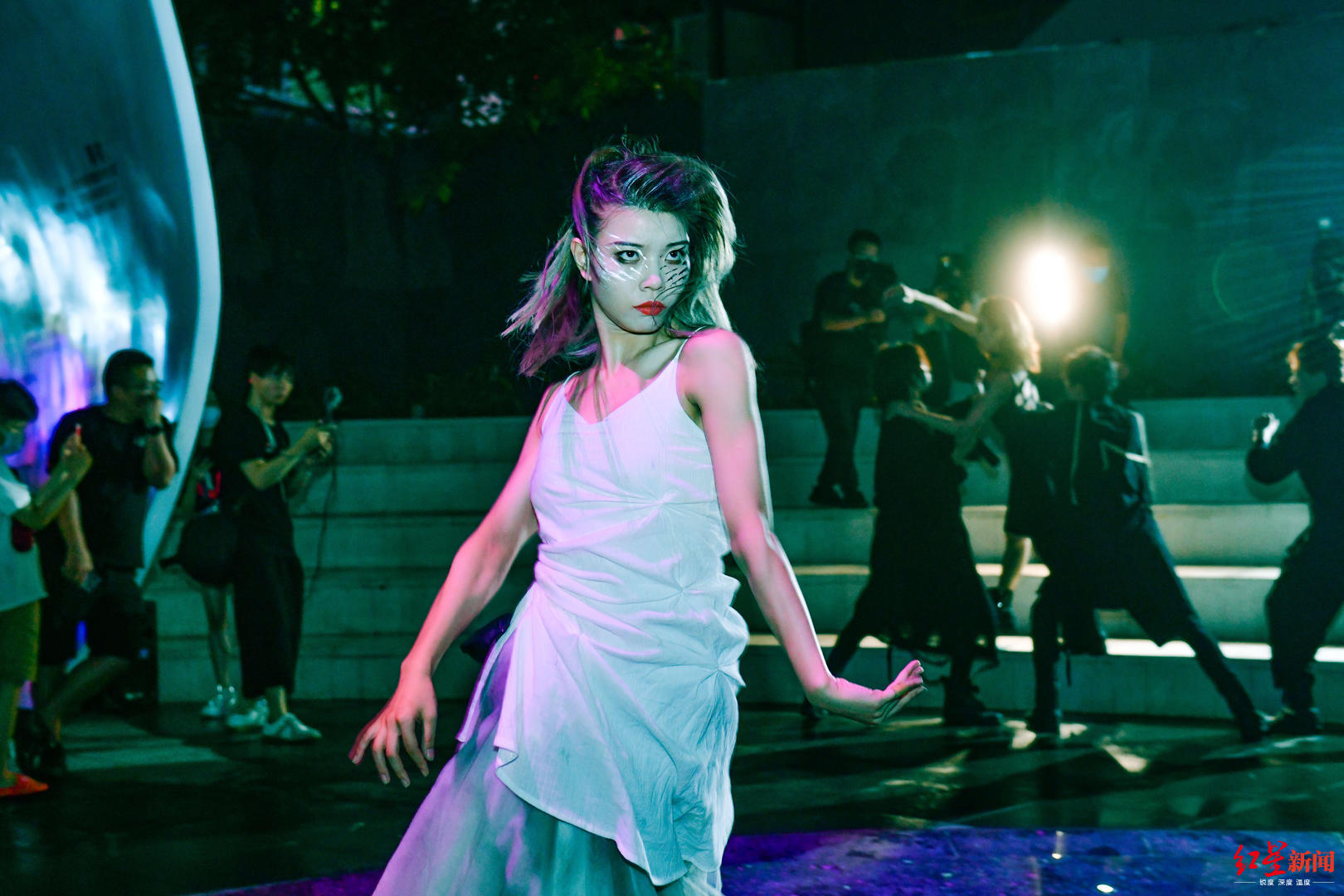 搞事情成都偷心将整个猛追湾变成了浸没剧场