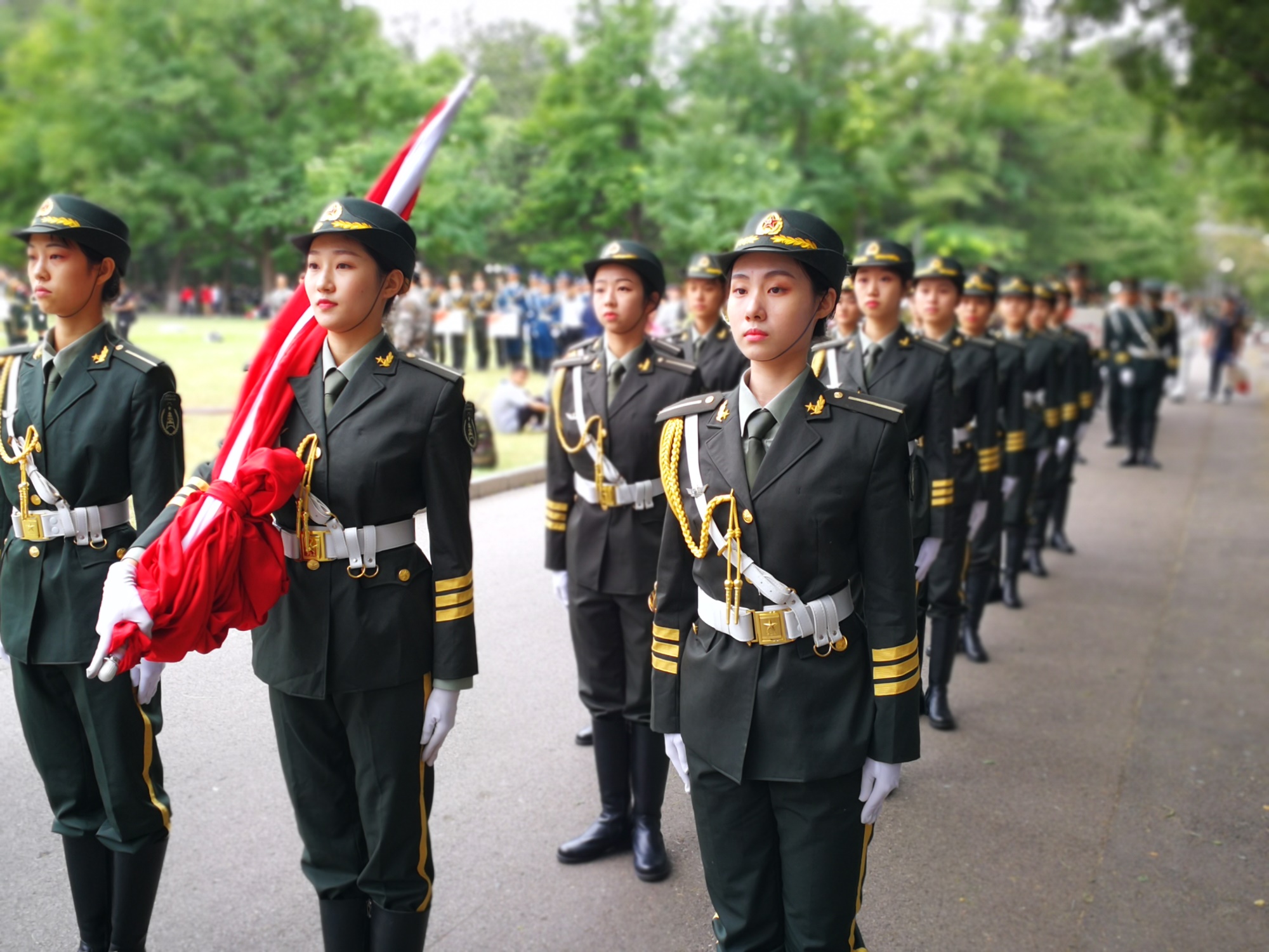 仪仗队女兵护旗手比赛图片