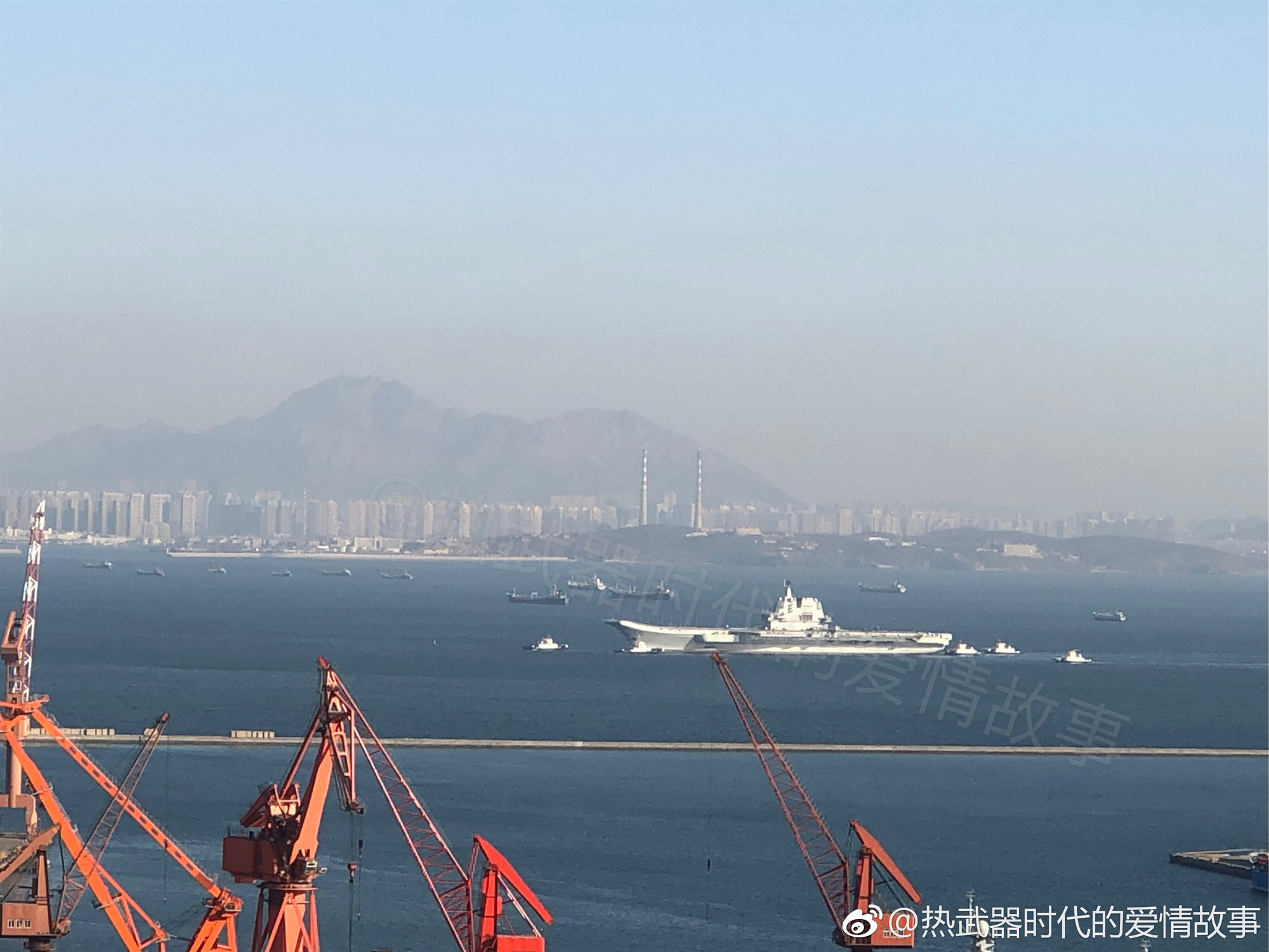 辽宁舰出海:航母辽宁舰24日出海海试 为大修后今年第二次出航 国产航母第四次海试归来 图片来自@热武器时代的爱情故事