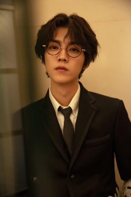 胡歌终于对"锡纸烫"下手了,与鹿晗同款,却一点也不"娘"