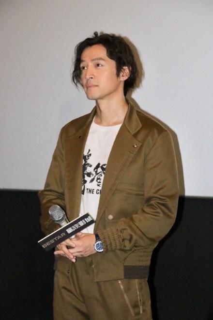 胡歌终于对"锡纸烫"下手了,与鹿晗同款,却一点也不"娘"