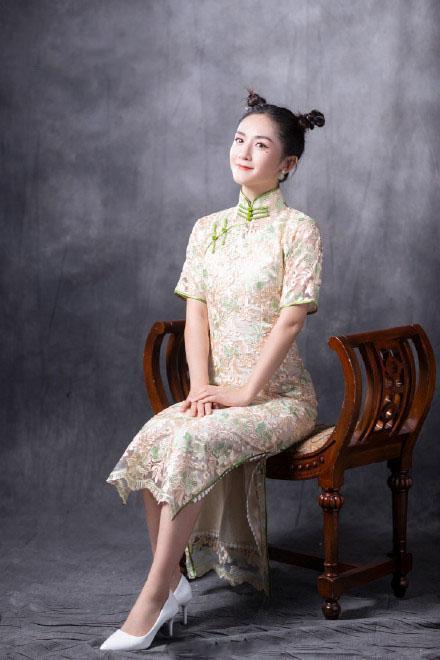 当谢娜安静下来穿上复古的旗袍温婉又贤淑双丸子头娇俏又少女