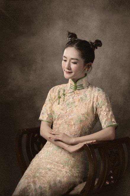 当谢娜安静下来穿上复古的旗袍温婉又贤淑双丸子头娇俏又少女
