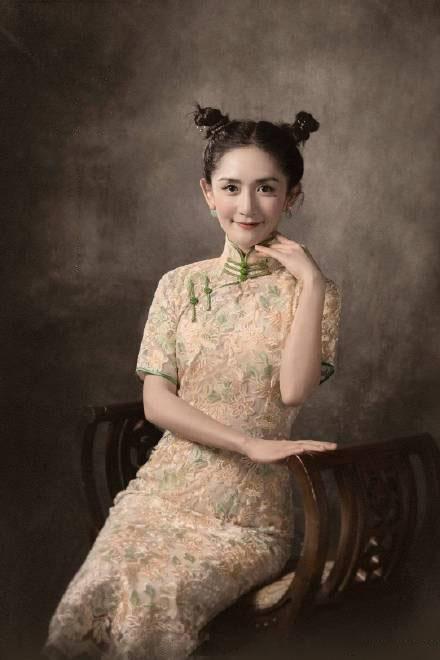 当谢娜安静下来,穿上复古的旗袍温婉又贤淑,双丸子头娇俏又少女