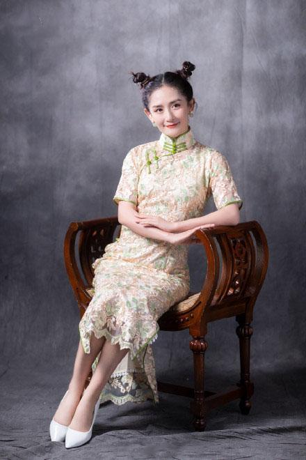 当谢娜安静下来穿上复古的旗袍温婉又贤淑双丸子头娇俏又少女