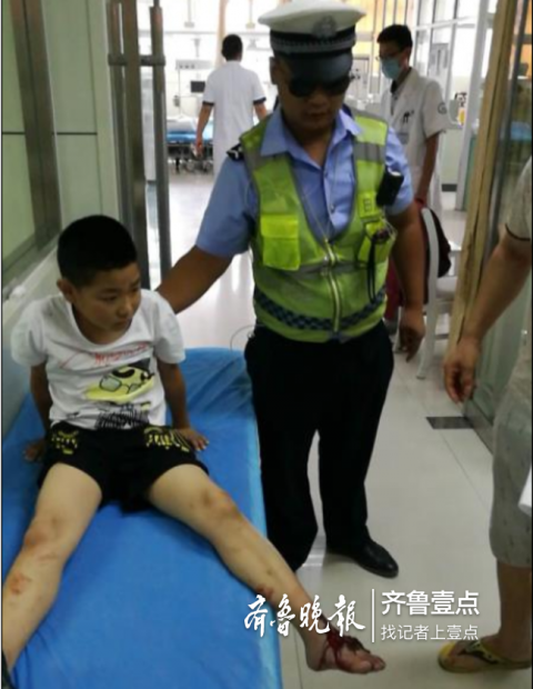 男童脚丫被电梯夹伤 菏泽高新区交警紧急将其送医