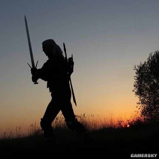 荷兰小伙cos《巫师3》杰洛特:英俊白狼风度翩翩