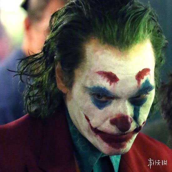 新片《小丑》片场视频 丑爷带领小弟扫荡城市 酷炫新造型让人神魂颠倒