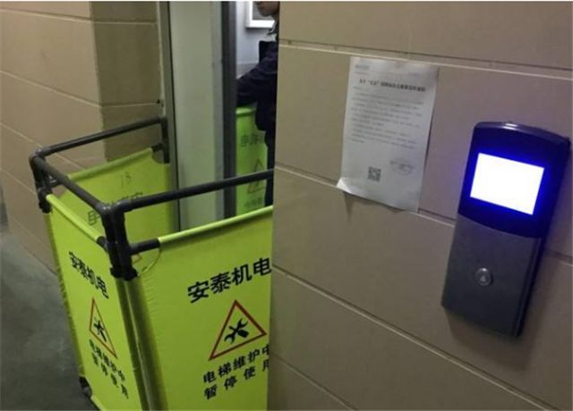 在按开关门按钮,楼层按钮的时候发现按钮不亮,无法正常工作时,电梯就