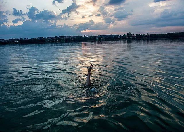安庆父子3人夜晚池塘中游泳 一儿子在游泳时不幸溺水身亡