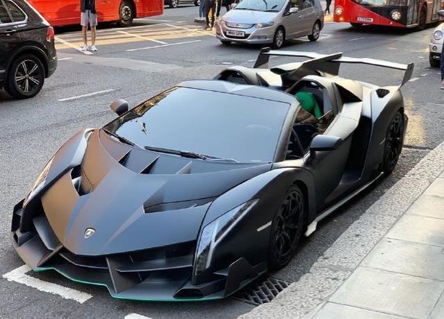兰博基尼毒药敞篷版现身街头,确认过眼神,是你买不起的模样